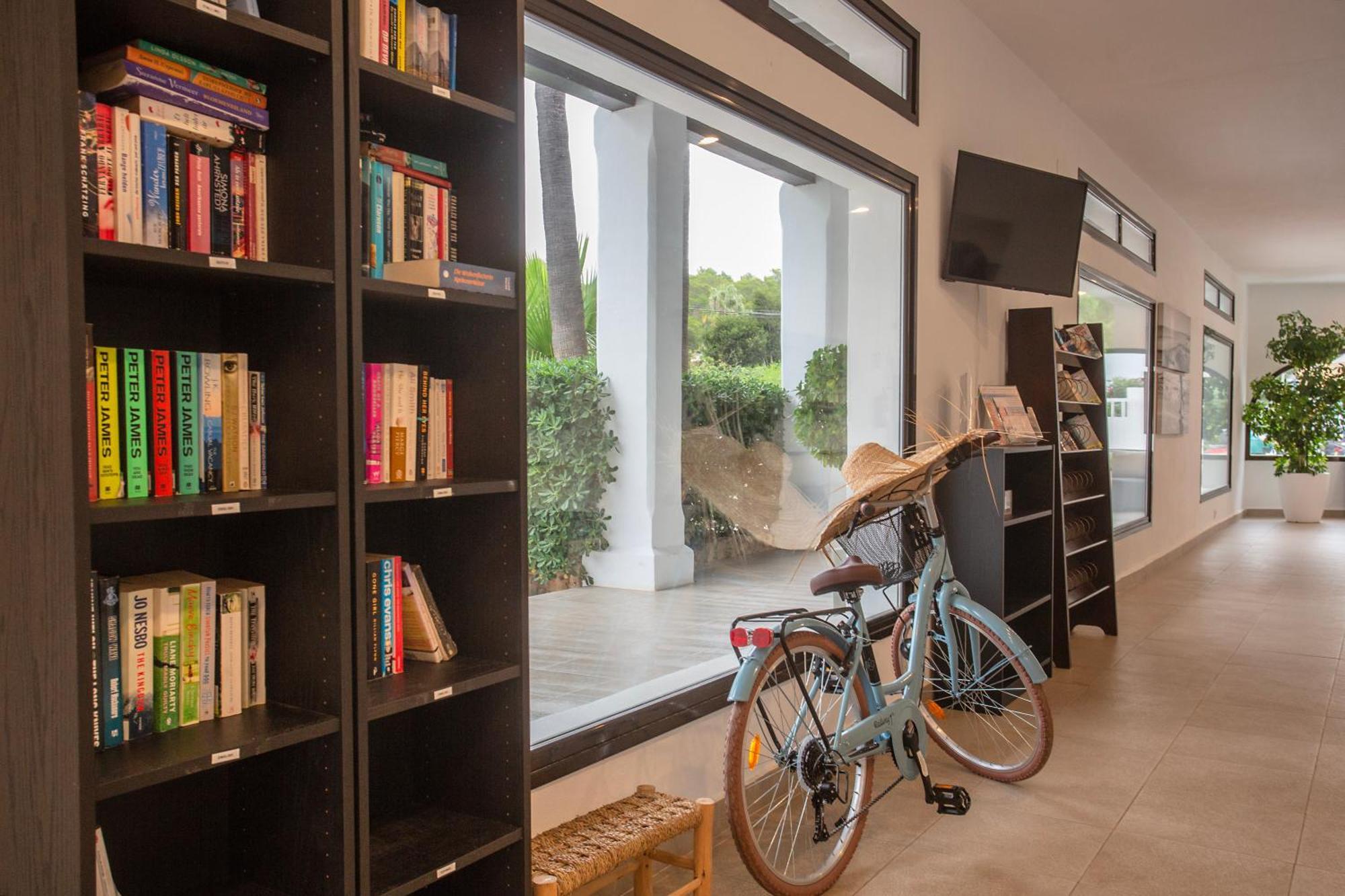 Apartamentos Club Cala Azul Làng Sant Carles de Paralta Ngoại thất bức ảnh